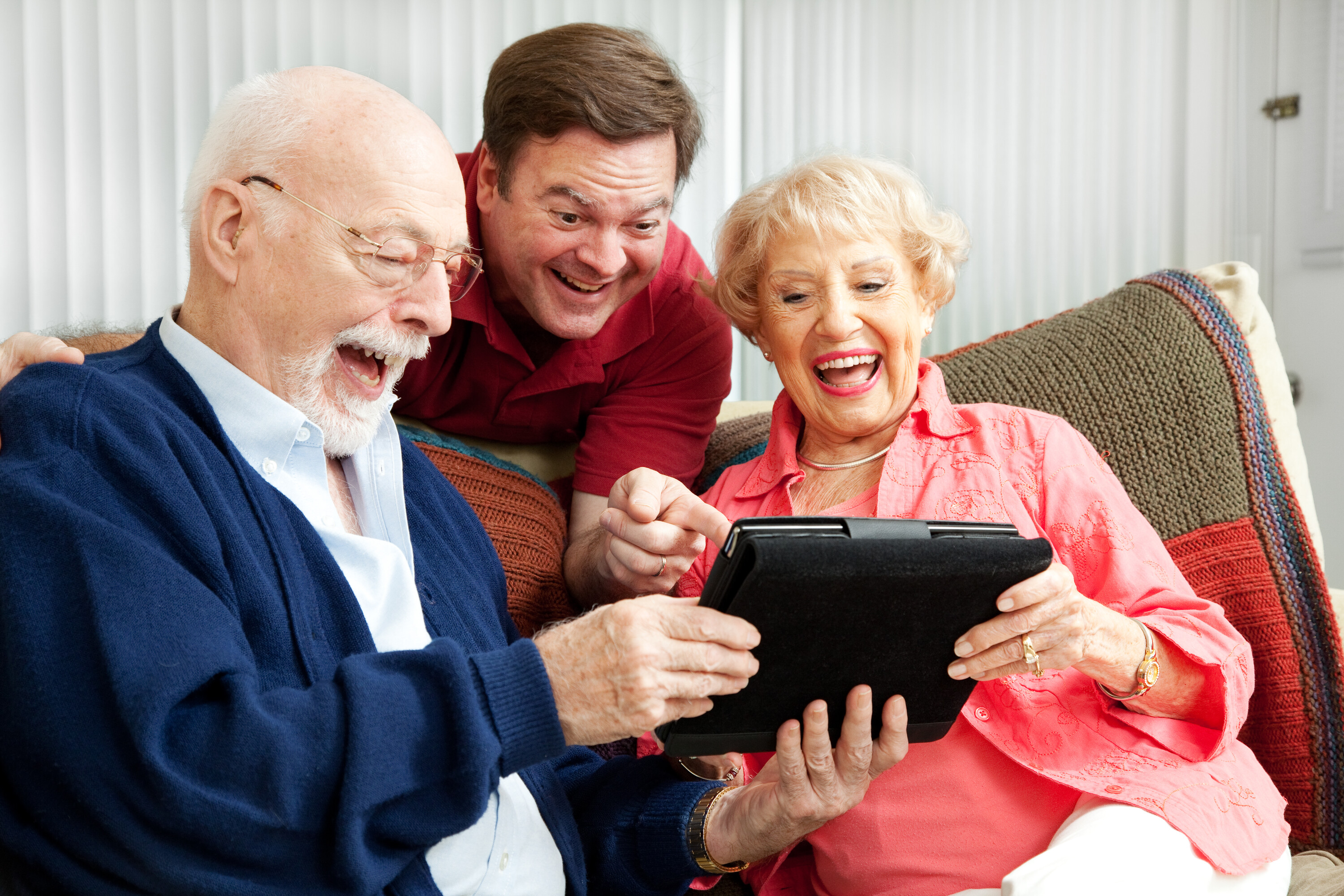Пожилой смех. Пожилые люди смеются. Смеющийся старик. Пенсионеры смеются. Смех пенсионеров.